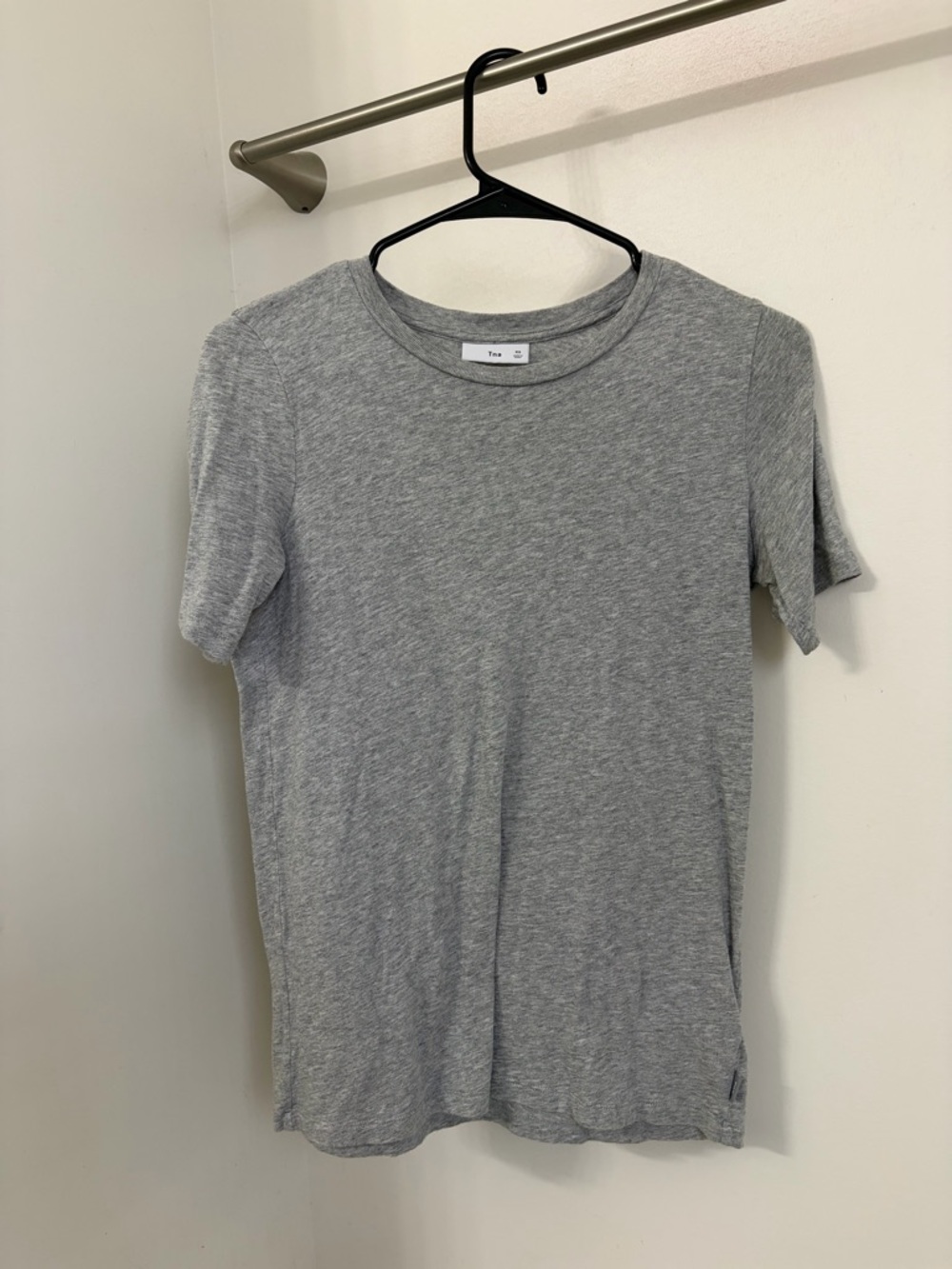 TNA women’s Crew Neck Short Sleeve Tee in Heather Gray